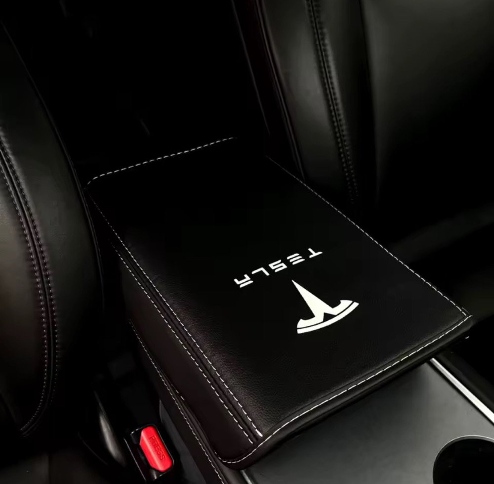 Černý potah na loketní opěrku pro Tesla model 3 a Y